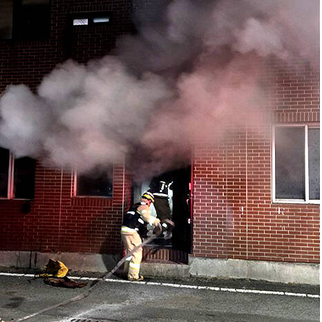 19일 오후 12시9분쯤 경주시 동천동의 한 3층짜리 다가구주택에서 불이나 소방당국이 진화에 나섰다. /경북소방본부