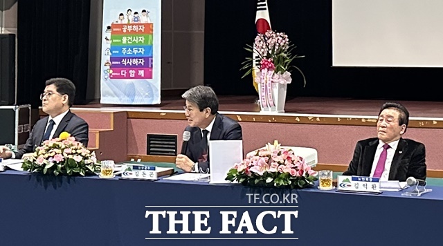 군정설명에 나선 김돈곤 청양군수(가운데). /청양군