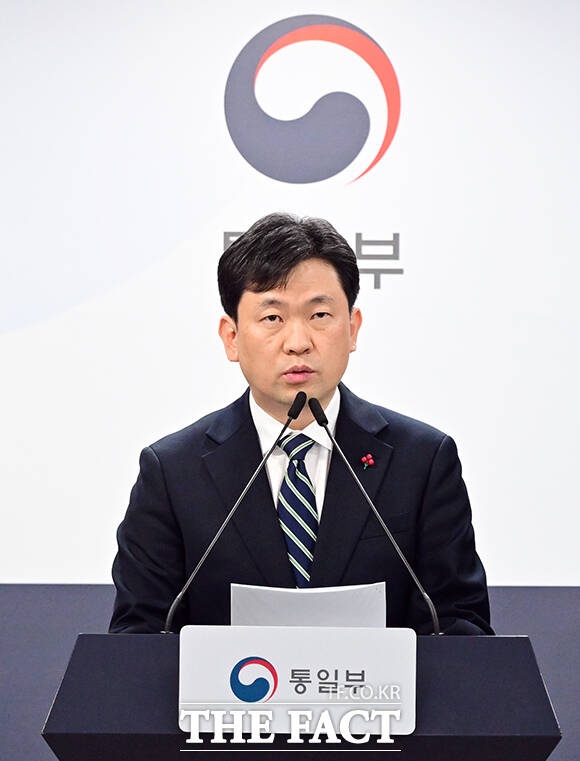 윤민호 통일부 대변인이 19일 오전 서울 종로구 정부서울청사에서 현안 관련 정례브리핑을 하고 있다. /임영무 기자