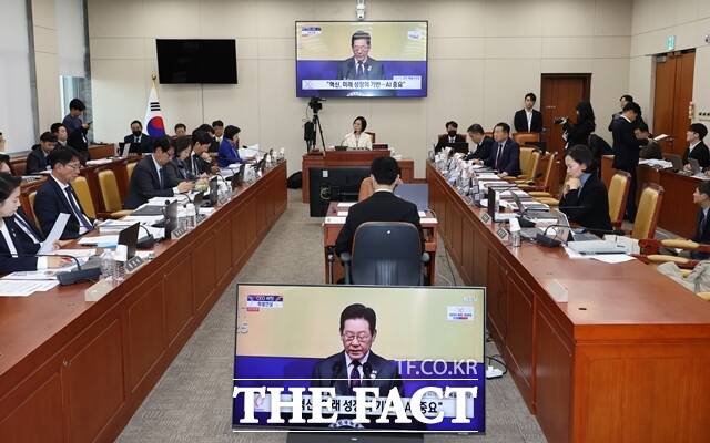 지난해 10월 29일 오후 서울 여의도 국회에서 열린 과학기술정보방송통신위원회 국정감사에서 최민희 위원장이 AI 기본법 관련 이재명 대통령 연설 장면을 재생하고 있다. /뉴시스