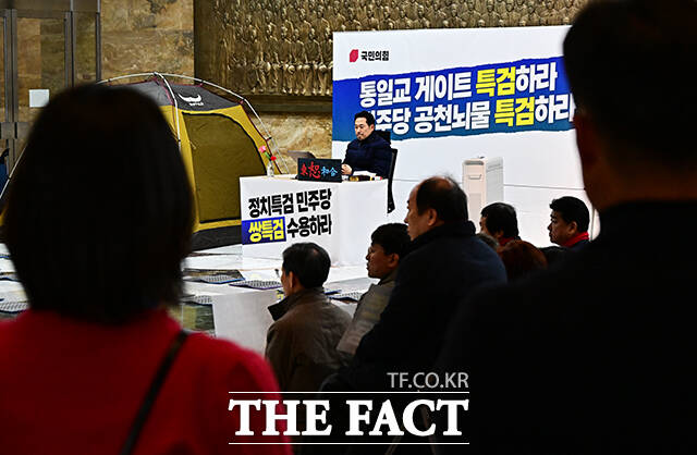 장동혁 국민의힘 대표가 19일 오후 서울 여의도 국회 로텐더홀에서 닷새째 단식을 이어가고 있다. /국회=배정한 기자