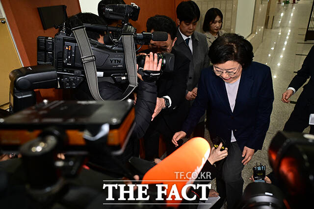 대기실로 이동하는 이 장관 후보자.