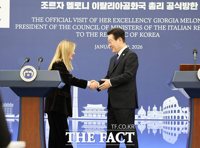 이재명 대통령(오른쪽)이 19일 오후 청와대에서 조르자 멜로니 이탈리아 총리와 한-이탈리아 공동언론발표를 하고 있다. /뉴시스