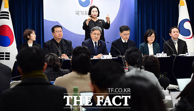 허민 국가유산청장이 19일 오후 서울 종로구 정부서울청사에서 열린 종묘 관련 세계유산영향평가 정책 설명회에 참석해 모두발언을 하고 있다. /임영무 기자