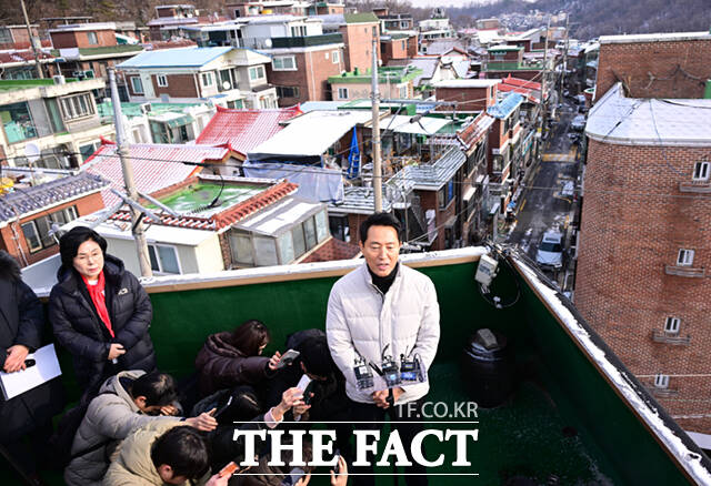 오세훈 서울시장이 19일 서울 관악구 신림7 재개발 구역을 찾아 현장을 살펴보고 있다. /이새롬 기자