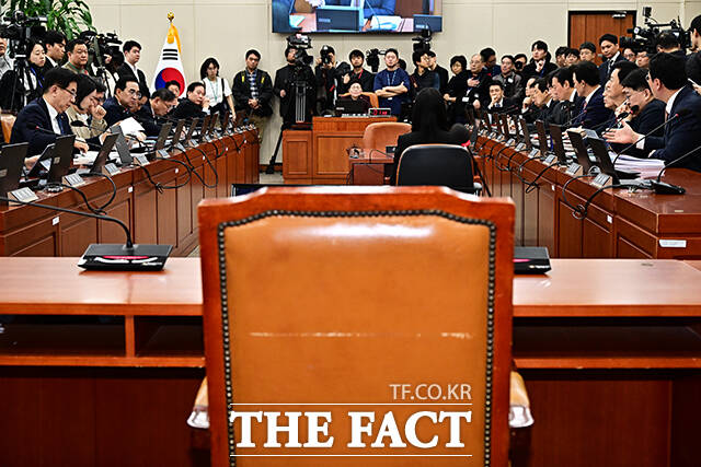 국민의힘이 이 후보자가 요청 자료의 15%만 제출했다고 주장한 것과 관련해 이 후보자는 과장이라고 반박했다. 사진은 19일 오전 서울 여의도 국회에서 재정경제기획위원회 전체회의가 열린 가운데 이혜훈 기획예산처 장관 후보자의 좌석이 비어있있는 모습. /배정한 기자