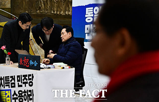 장동혁 국민의힘 대표가 19일 오후 서울 여의도 국회 로텐더홀에서 닷새째 단식을 이어가고 있다. /국회=배정한 기자