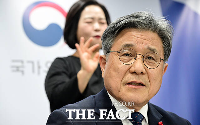 허민 국가유산청장이 19일 오후 서울 종로구 정부서울청사에서 열린 종묘 관련 세계유산영향평가 정책 설명회에 참석해 모두발언을 하고 있다. /임영무 기자