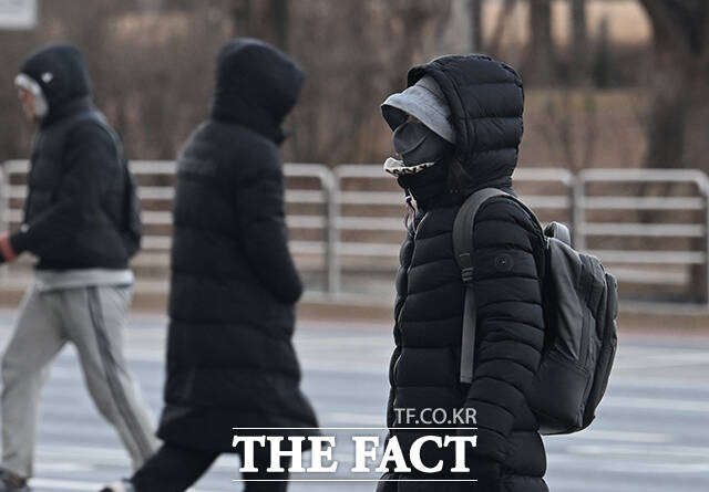 20일 기상청에 따르면 이날 전국 대부분 아침 기온이 전날보다 10도 안팎(경기동부와 강원내륙·산지 15도 안팎)으로 떨어지는 곳이 많을 것으로 보인다. /박헌우 기자