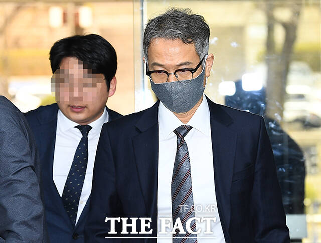 협력업체로부터 부정한 청탁을 받고 8억 원 대 금품을 수수한 혐의를 받는 서정식 전 현대오토에버 대표가 25일 오전 서울 서초구 서울중앙지방법원에서 열린 영장실질심사에 출석하고 있다./더팩트 DB