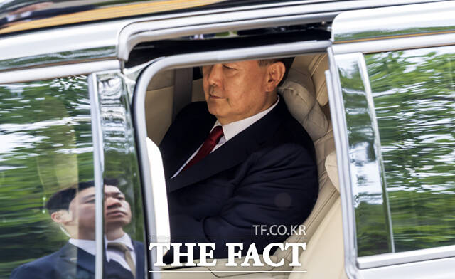 윤석열 전 대통령이 지난해 7월 9일 서울 서초구 서울중앙지법에서 열린 직권남용 등 혐의 영장실질심사(구속 전 피의자 심문)에 출석하기 위해 법원에 도착해 하차를 기다리고 있다./사진공동취재단