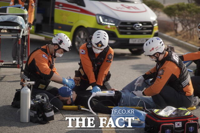 세종소방본부가 전문 응급처치 훈련을 펼치고 있다. /세종시