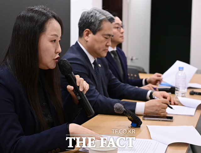 윤석열 전 대통령 법률대리인 유정화·송진호·최지우 변호사(왼쪽부터)가 19일 오후 서울 서초구 라이프비즈니스센터에서 기자회견을 열고 윤 전 대통령의 체포 방해 혐의 1심 판결에 대해 입장을 밝히고 있다./이새롬 기자