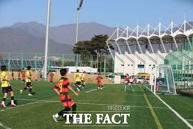 축구팀이 구례군에서 전지훈련을 하고 있다. /구례군