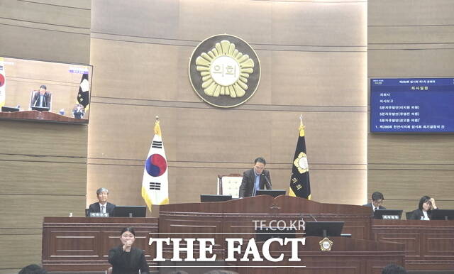 천안시의회 류제국 부의장이 김행금 의장 불신임안 가결을 선포하고 있다. /정효기 기자