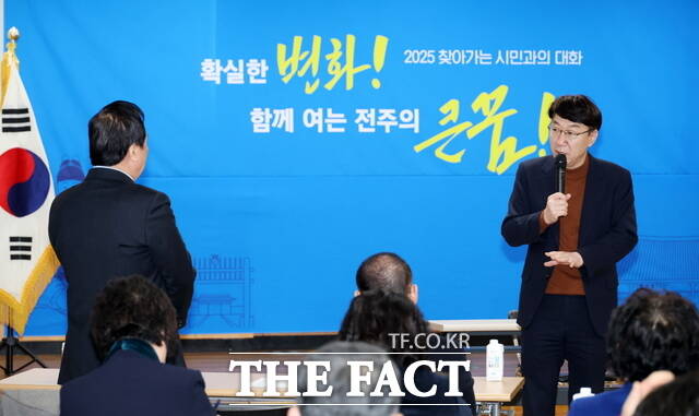 지난해 열린 2025 찾아가는 시민과의 대화에서 우범기 전주시장이 발언하고 있다. /전주시