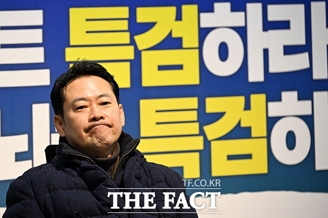 더불어민주당의 통일교 및 공천뇌물 특검 수용을 촉구하며 단식농성에 돌입한 장동혁 국민의힘 대표가 지난 16일 오전 서울 여의도 국회 로텐더홀에서 생각에 잠겨있다. / 국회=남용희 기자