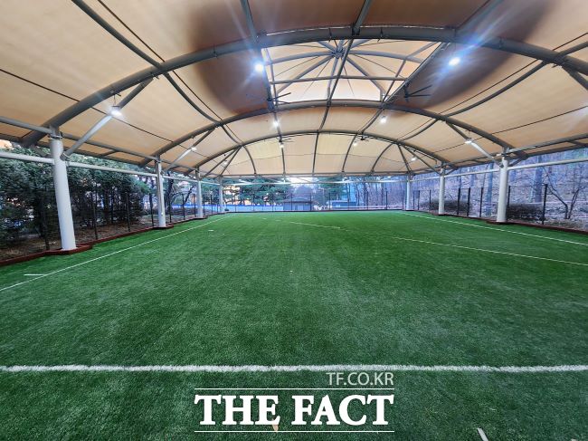 주택공원 게이트볼장에 설치된 막구조 지붕. /성남시