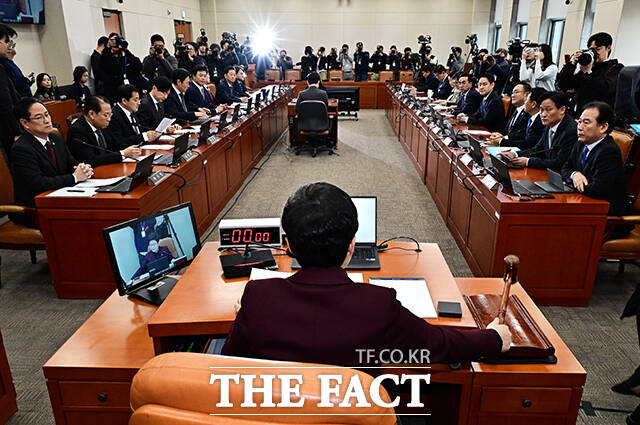 임이자 재경위원장이 19일 오전 서울 여의도 국회에서 열린 재정경제기획위원회 전체회의에 참석해 안건을 상정하고 있다. /국회=배정한 기자