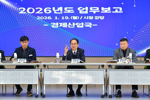 19일 영주시청 강당에서 엄태현 영주시장 권한대행이 경제산업국 업무보고를 받고 발언하고 있다. /영주시