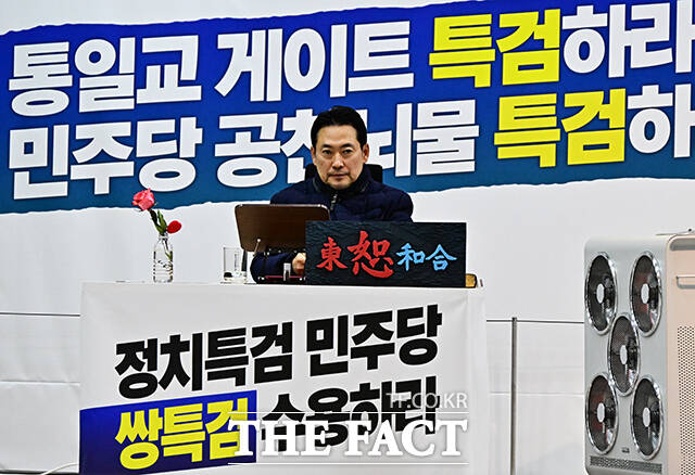 장동혁 국민의힘 대표가 19일 오후 서울 여의도 국회 로텐더홀에서 닷새째 단식을 이어가고 있다. /국회=배정한 기자