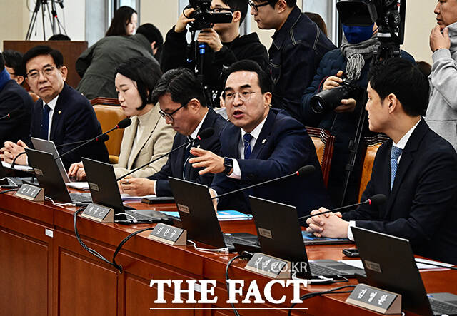 의사진행 발언하는 박홍근 더불어민주당 의원.