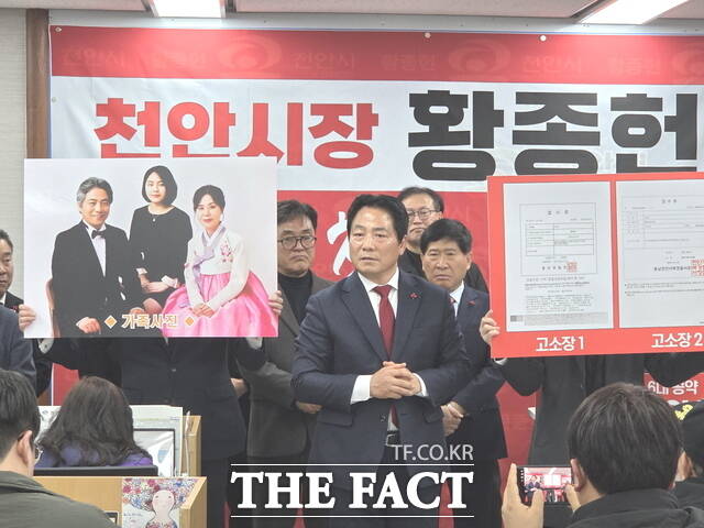 황종헌 전 충남도 정무수석보좌관이 19일 천안시청 브리핑실에서 천안시장 출마 기자회견을 하고 있다. /정효기 기자