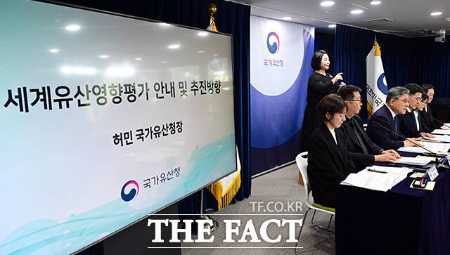 허민 국가유산청장이 19일 오후 서울 종로구 정부서울청사에서 열린 종묘 관련 세계유산영향평가 정책 설명회에 참석해 모두발언을 하고 있다. /임영무 기자