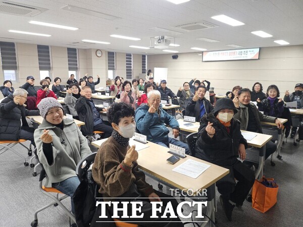 대전 서구 도마1동 행정복지센터가 2026년 한 해 동안 복지통장과 복지 사각지대 가구를 1대 1로 연결하는 행복지기 일촌맺기 사업을 운영한다. 사진은 참여자 회의 모습. /대전 서구