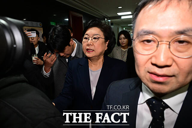 대기실로 이동하는 이 장관 후보자.