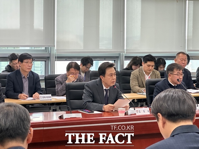 김태흠 충남도지사가 19일 개최된 제82차 실국원장회의에서 지난 16일 발표된 정부의 행정통합 인센티브안에 대해 발언하고 있다. /노경완 기자