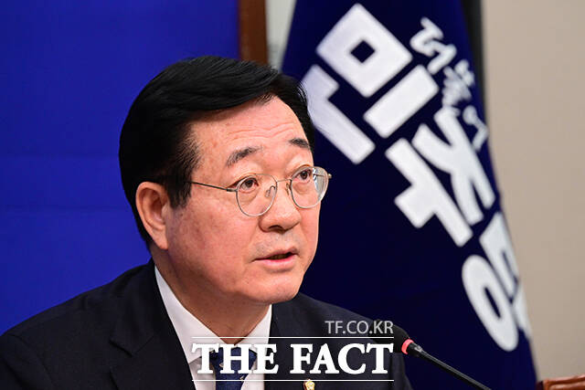 정청래 더불어민주당 대표(왼쪽)가 19일 오전 서울 여의도 국회에서 열린 영남인재육성 및 지역발전특별위원회 출범식에서 민홍철 영남인재육성 및 지역발전특별위원회 위원장에게 임명장을 전달하고 있다. /국회=남윤호 기자