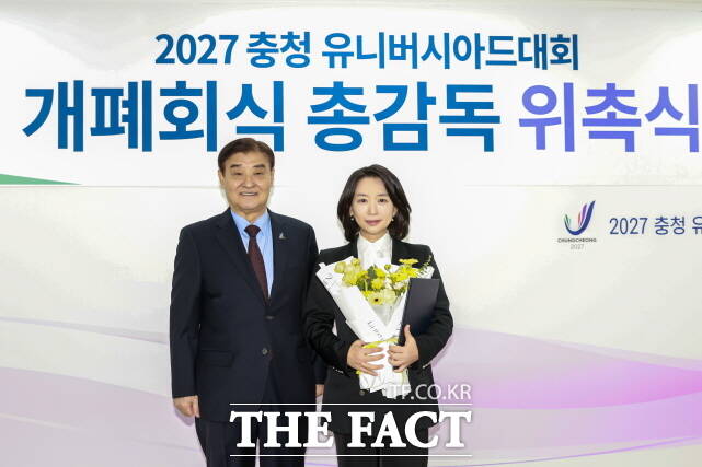 강창희 2027 충청 유니버시아드대회 조직위원장(왼쪽)이 19일 장유정 영화감독을 2027 충청 유니버시아드대회 개·폐회식 총감독으로 위촉하고 기념 촬영을 하고 있다. /2027 충청 유니버시아드대회 조직위