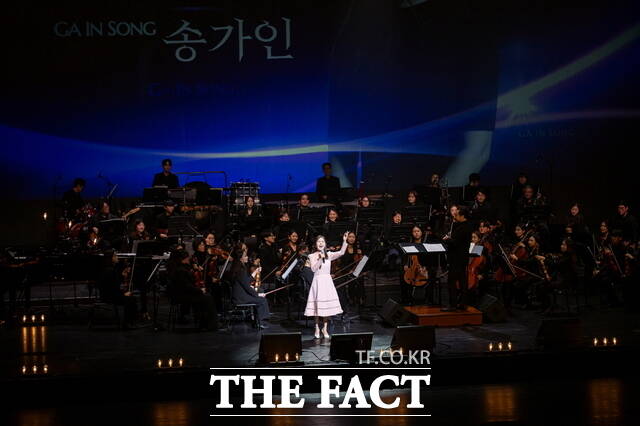 지난 17일 전북대학교 삼성문화회관에서 전북은행과 함께하는 2026 희망 나눔 신년음악회가 열린 가운데 가수 송가인이 노래를 부르고 있다. /전북은행