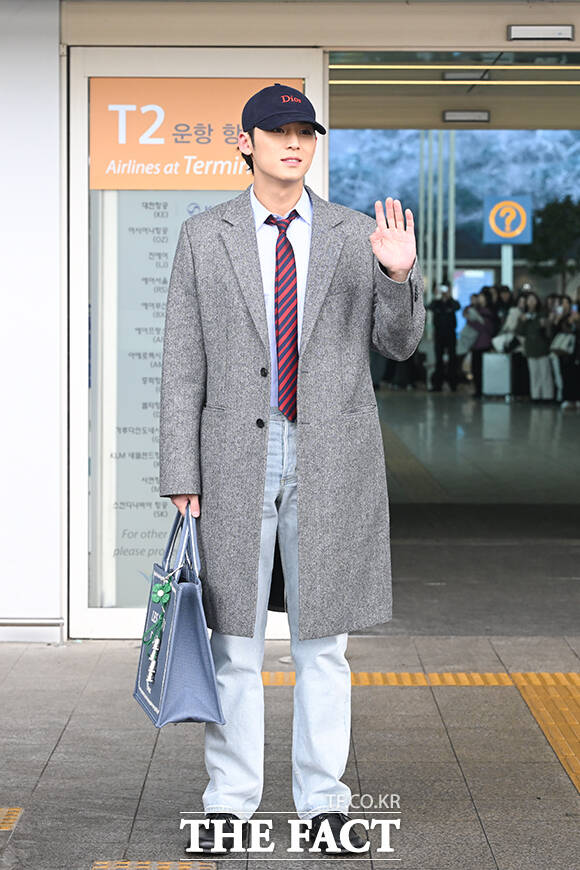 그룹 세븐틴의 민규가 19일 오전 해외 일정 참석차 인천 중구 인천국제공항을 통해 파리로 출국하며 포즈를 취하고 있다. /인천국제공항=서예원 기자