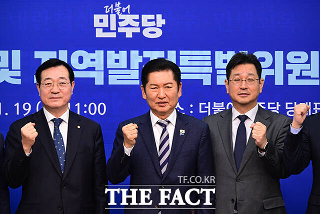 정청래 더불어민주당 대표(왼쪽)가 19일 오전 서울 여의도 국회에서 열린 영남인재육성 및 지역발전특별위원회 출범식에서 민홍철 영남인재육성 및 지역발전특별위원회 위원장에게 임명장을 전달하고 있다. /국회=남윤호 기자