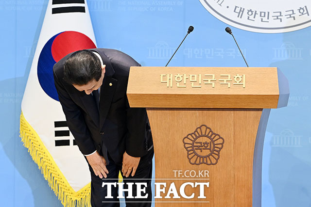 김병기 전 더불어민주당 원내대표가 19일 오전 서울 여의도 국회 소통관에서 입장을 밝히며 고개 숙여 인사를 하고 있다. /국회=남용희 기자