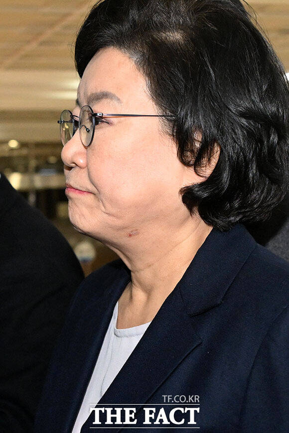 대기실로 이동하는 이 장관 후보자.