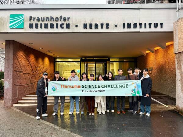'한화사이언스챌린지 2025' 수상자들이 독일 연구기관을 방문해 사진을 찍고 있다. /한화그룹
