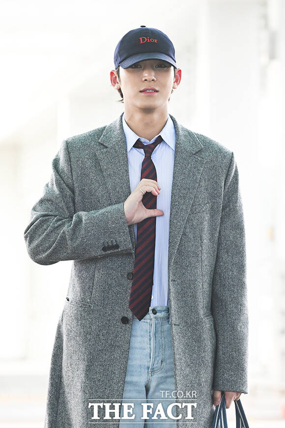 그룹 세븐틴의 민규가 19일 오전 해외 일정 참석차 인천 중구 인천국제공항을 통해 파리로 출국하며 포즈를 취하고 있다. /인천국제공항=서예원 기자