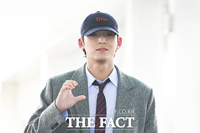 그룹 세븐틴의 민규가 19일 오전 해외 일정 참석차 인천 중구 인천국제공항을 통해 파리로 출국하며 포즈를 취하고 있다. /인천국제공항=서예원 기자