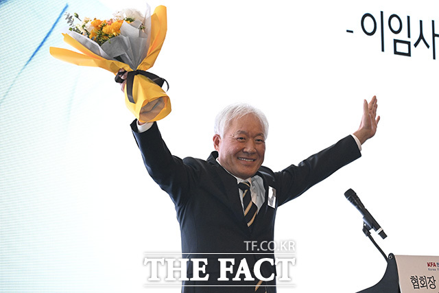 정현식 전임 협회장이 손을 흔들고 있다.