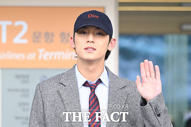 그룹 세븐틴의 민규가 19일 오전 해외 일정 참석차 인천 중구 인천국제공항을 통해 파리로 출국하며 포즈를 취하고 있다. /인천국제공항=서예원 기자