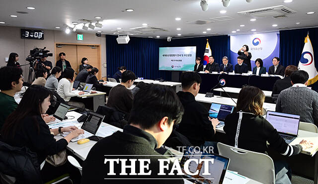 허민 국가유산청장이 19일 오후 서울 종로구 정부서울청사에서 열린 종묘 관련 세계유산영향평가 정책 설명회에 참석해 모두발언을 하고 있다. /임영무 기자