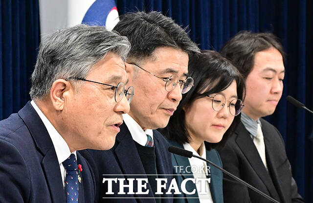 허민 국가유산청장이 19일 오후 서울 종로구 정부서울청사에서 열린 종묘 관련 세계유산영향평가 정책 설명회에 참석해 모두발언을 하고 있다. /임영무 기자