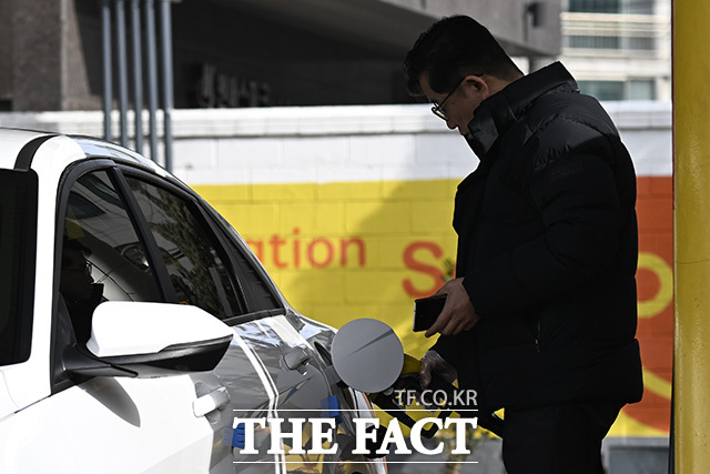 주유소로 들어가는 트럭.