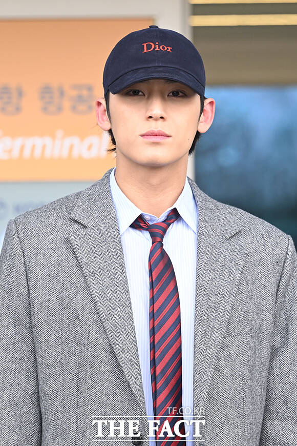 그룹 세븐틴의 민규가 19일 오전 해외 일정 참석차 인천 중구 인천국제공항을 통해 파리로 출국하며 포즈를 취하고 있다. /인천국제공항=서예원 기자