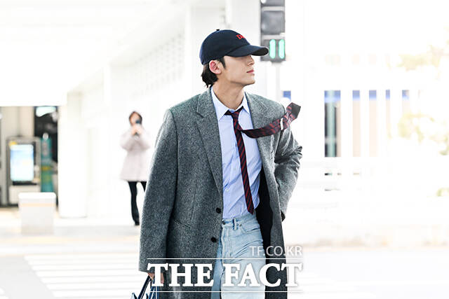 그룹 세븐틴의 민규가 19일 오전 해외 일정 참석차 인천 중구 인천국제공항을 통해 파리로 출국하며 포즈를 취하고 있다. /인천국제공항=서예원 기자