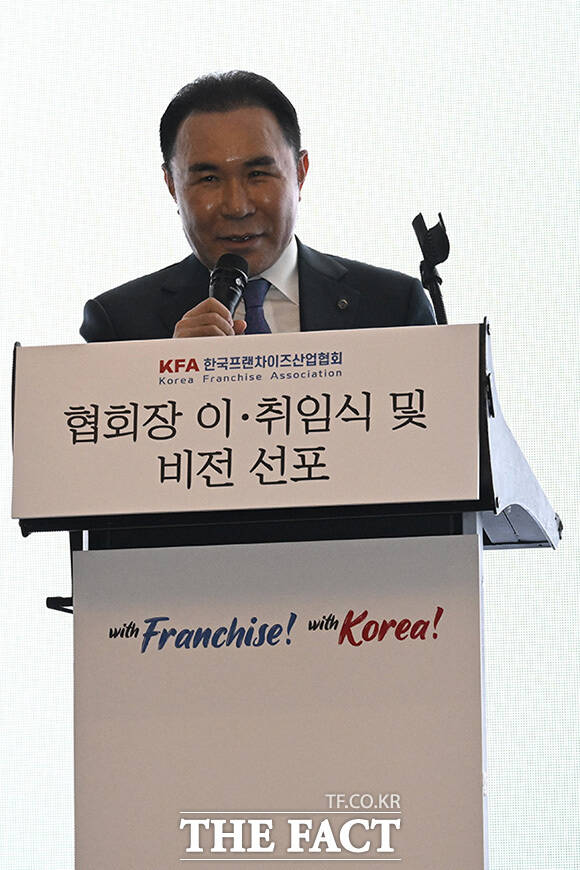 윤홍근 제네시스BBQ그룹 회장이 19일 오후 서울 영등포구 콘래드 서울에서 열린 한국프랜차이즈산업협회장 이취임식에 참석해 축사를 하고 있다.