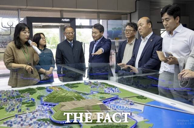 지난 2024년 7월 인천시의회 산업경제위원회 소속 의원들이 수도권매립지관리공사를 찾아 현안 점검을 하고 있다. /인천시의회